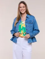 Campera de jean color azul de corte entallado, con cuello camisero, bolsillos frontales con tapa, mangas largas y detalle de faldón peplum en la cintura.