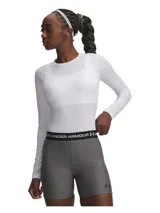 Remera de compresión de manga larga Under Armour, confeccionada en tejido HeatGear ultraligero y elástico, diseñado para absorber el sudor y secarse rápidamente. Presenta un ajuste al cuerpo con costuras planas ergonómicas para mayor comodidad y libertad de movimiento.