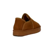 Pantuflas cerradas color marrón con interior de piel sintética.