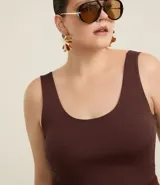 Top de breteles anchos, color marrón oscuro, corte ajustado y escote en U.