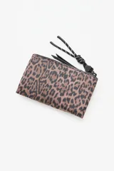 Billetera pequeña con estampado animal print de leopardo en tonos marrones y negros. Presenta el logo de la marca Rapsodia en el frente, cierre superior con tirador de cordón anudado y confección en poliéster.