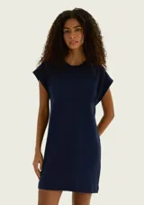 Vestido corto azul de manga corta, con cuello redondo y diseño recto y holgado.