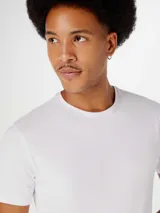 Camiseta de corte slim, color negro, con cuello redondo y mangas cortas.