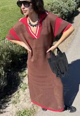 Remerón tejido de punto color azul marino con calados, cuello estilo camisa en verde oscuro con rayas blancas y verdes, y logo bordado en blanco en el pecho.