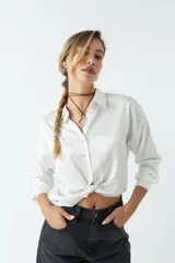 Camisa negra de satén con corte relajado y largo a la cadera.