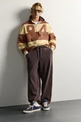 Pantalón jogger relaxed fit de color marrón con efecto lavado, cintura elástica ajustable con cordón y bolsillos laterales.