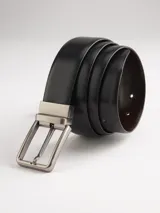 Cinturón reversible de cuero color marrón y negro, con hebilla metálica plateada.