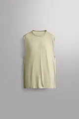 Camiseta tank relaxed fit de Zara Athleticz, confeccionada en tejido ligero de lino y algodón, con cuello redondo y diseño sin mangas.