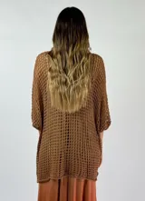 Top de tejido crochet color ladrillo, con escote en V y mangas 3/4 acampanadas.