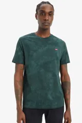 Remera de hombre Levi's de color verde con efecto tie-dye y logo rojo pequeño en el pecho.