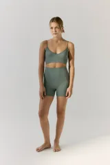 Biker tejida color verde militar, sin costuras, con cintura ancha y logo a contratono en cintura trasera.