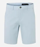 Bermuda masculina slim confeccionada en sarga de algodón con elastano, con bolsillos laterales, bolsillos traseros con botón, trabillas en la cintura y cierre frontal de botón y cremallera.