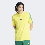 Remera Adidas de algodón color amarillo, con cuello redondo y mangas cortas. Presenta el logo de la marca bordado en el centro del pecho y las icónicas tres rayas de la marca en color verde sobre los hombros y mangas.