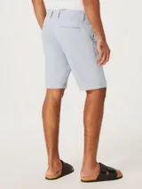 Bermuda de corte recto estilo chino, confeccionada en lino, con ruedo doblado y cierre frontal.
