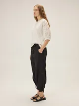 Pantalón de lyocell color tostado, con silueta relajada, bolsillos laterales y detalles de costuras pespunteadas. Cuenta con puños ajustables en los tobillos mediante cordones y elástico.