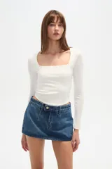 Remera manga larga color blanco, con ajuste al cuerpo y escote cuadrado.