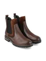 Botin de caña corta color chocolate, confeccionado en cuero con textura reptil y detalles en gamuza, con elásticos laterales y suela track de goma.