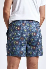 Short de baño con estampado de ondas en tonos azules, cintura elástica con cordón ajustable, bolsillos laterales y bolsillo trasero. Incluye suspensor interno y logo bordado.