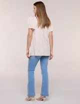 Blusa estampada en tonos de azul y blanco, con escote redondo, aplique artesanal bordado en el centro del pecho, mangas cortas tipo mariposa con volados y ruedo asimétrico.