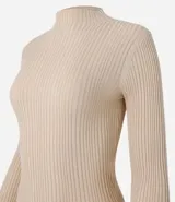 Blusa de punto color blanco con cuello alto y manga larga.