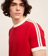 Remera de corte clásico color blanco con cuello redondo y mangas cortas con ribete azul marino.