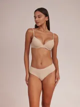 Soutien básico armado de microfibra color nude, con breteles ajustables y cierre trasero.