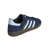 Championes Adidas Handball Spezial azul marino con detalles en celeste y suela de goma marrón.