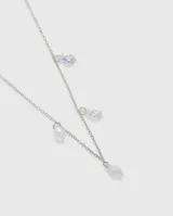 Collar de cadena de acero con tres dijes colgantes en forma de gota de cristal facetado tornasolado.