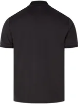 Chomba de algodón negra, manga corta, con cuello mao y tapeta de dos botones. Presenta un pequeño parche con micro logo en el pecho.