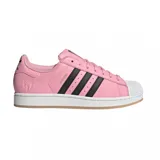 Championes adidas Superstar edición especial Messi, color rosado con las icónicas tres tiras laterales en negro. Presenta la puntera de goma clásica, logo de Messi grabado en el lateral y suela de goma color caramelo.