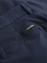 Short chino azul marino de corte slim, con bolsillos laterales y cierre con botón y cremallera.