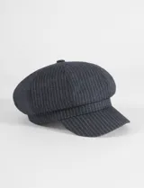 Boina tipo cap de color azul oscuro con diseño de rayas finas verticales en tono más claro.