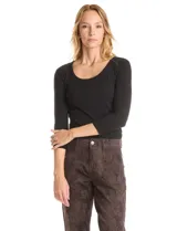 Remera de tejido rib marca Elie Tahari, con cuello redondo y mangas tres cuartos. Presenta un diseño ajustado al cuerpo y un pequeño avío metálico con logo en el ruedo.