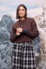 Sweater de punto grueso en color chocolate, con diseño de trenzas verticales, cuello redondo y mangas largas con puños acanalados.