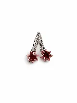 Aros argollas plateadas con dijes colgantes en forma de estrella de ocho puntas en tono rosa con una pequeña esfera metálica en la punta inferior.