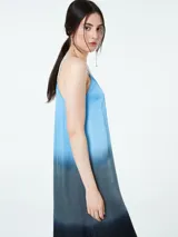 Vestido largo con breteles finos y degradé de color beige a marrón.