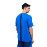 Remera deportiva Umbro del Club Nacional de Football, modelo Oryn, color azul con detalles en azul marino y blanco en el cuello y los hombros. Incluye el logo de Umbro y el escudo del club en el frente.