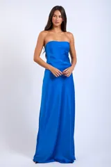 Vestido largo de satén con diseño strapless tipo tubo, de corte recto y caída fluida, ideal para eventos formales.