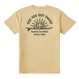 Remera de manga corta color amarillo con pequeño estampado en el pecho del lado izquierdo que representa un sol y una tabla de surf con la inscripción "Kativas by Katin".