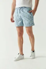Short de baño con estampado de hojas en tonos azules, cintura elástica con cordón ajustable, bolsillos laterales y bolsillo trasero. Cuenta con logo bordado y tejido ligero de secado rápido.