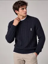 Sweater de punto con diseño de trenzas, color azul marino, cuello redondo y detalle de logo bordado en el pecho.
