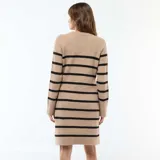 Vestido tipo sweater de punto, con diseño de rayas horizontales en color negro sobre base beige, cuello redondo y manga larga.