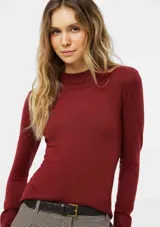 Blusa de manga larga bordó, de corte ajustado y cuello redondo alto con ribete tejido en canalé.