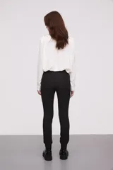 Pantalón negro de corte slim fit.