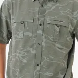 Camisa verde militar con estampado tipo camuflaje, de manga corta, con dos bolsillos frontales con solapa y logo de la marca bordado en el pecho.
