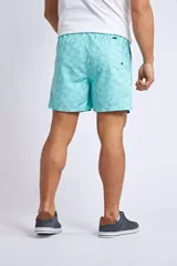 Short de baño con estampado de rayas horizontales en tonos turquesa y blanco. Presenta cintura elástica con cordón ajustable, bolsillos laterales y logo bordado en la parte inferior.