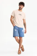 Bermuda de denim negro con diseño clásico y detalles de roturas en el frente.