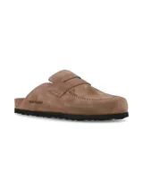 Zueco Hush Puppies modelo Aria Tan, confeccionado en gamuza de color marrón, con diseño tipo mocasín destalonado, suela de corcho y base de goma negra.