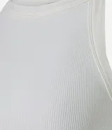 Blusa crop top de cuello halter, confeccionada en tejido rib con textura acanalada. Presenta un diseño ajustado al cuerpo, sin mangas y de color azul oscuro.