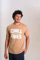 Remera tostada Original Penguin de manga corta y cuello redondo, con estampado frontal "Chill Vibes" en color blanco.
